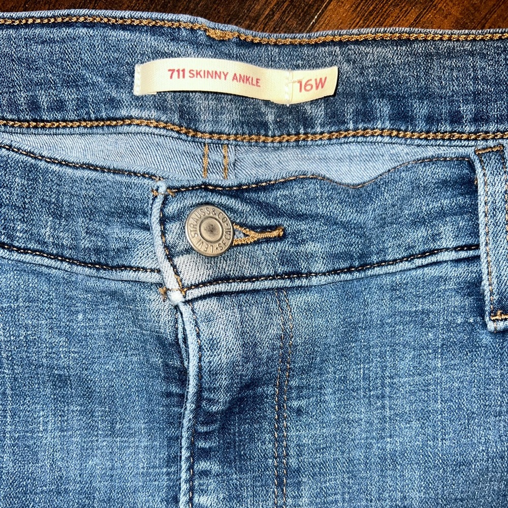 Women’s Distressed Levi Strauss cropped ankle jeans - Picture 2 of 3